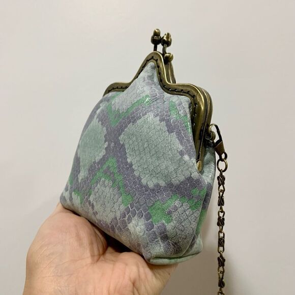 Chic Handsewn Embossed Leather Castle Shaped & Kisslock Coin Purse with Chain - Picture 4 of 15